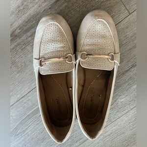 WOMENS WHITE MOUNTAIN NUDE/TAN FLATS/LOAFERS WITH GOLD BUCKLE SIZE 6.5